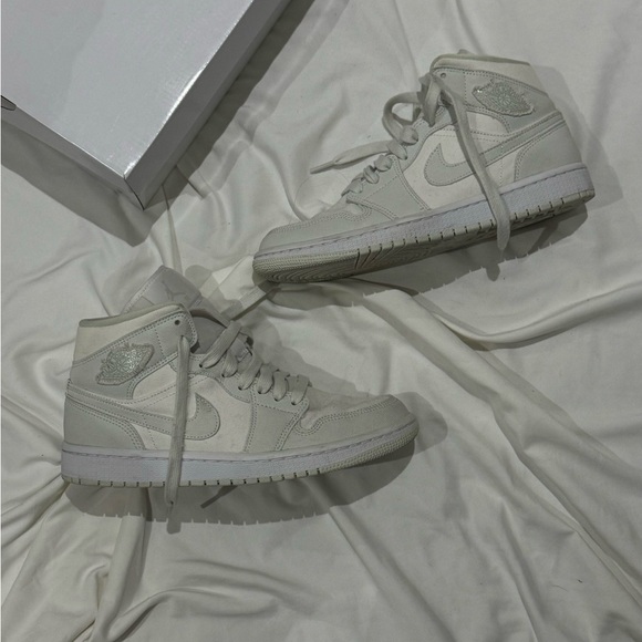 Jordan 1 Aura Mid - Picture 2 of 7